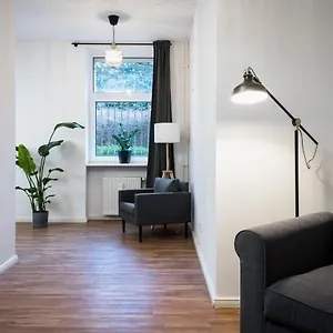 Apartment Sonnig & Helle Alexanderplatz In 15min Zu Erreichen, Herthastrasse Sehr Schoen Und Gross Fuer Gruppen Geeignet, Berlin