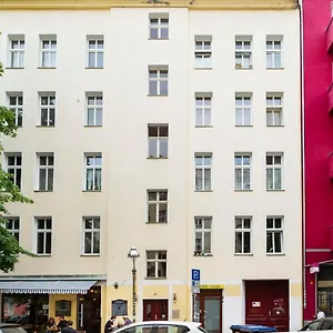 Apartment Cosy Three Br Two Bth Ac Self Checkin Street Parking, Berlin